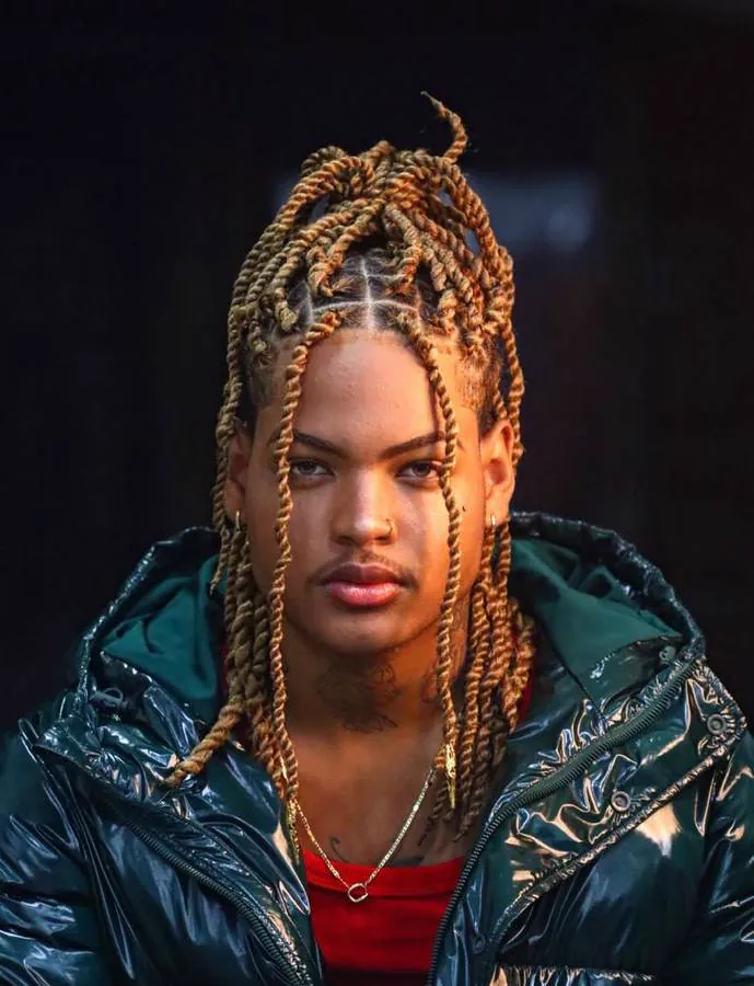 Box braids em tom caramelo